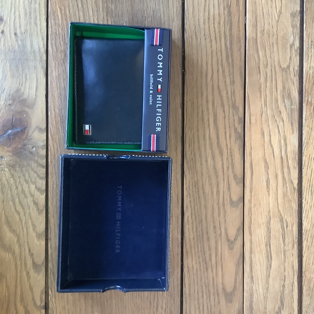Tommy Hilfiger bifold leather wallet, new